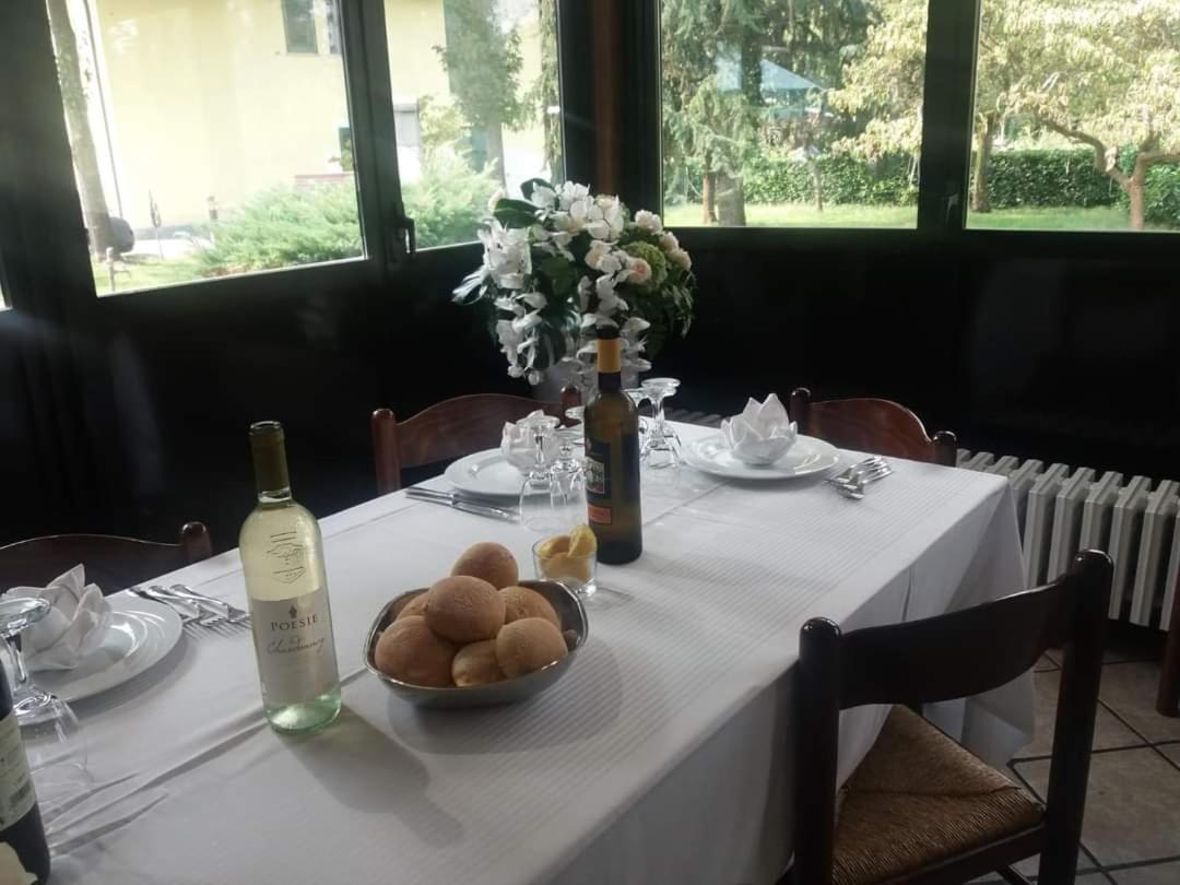Mambly B&B Ristorante Pizzeria Galliate Extérieur photo